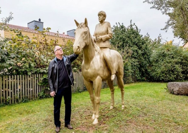 Almaniyada Merkelin at üzərində heykəli hazırlanıb -  FOTO